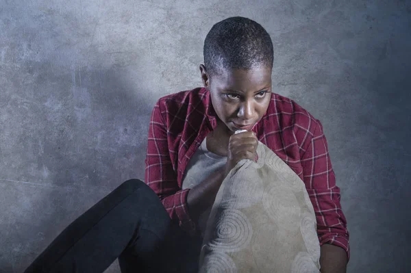 Estilo Vida Interior Retrato Sombrío Joven Mujer Afroamericana Negra Triste —  Fotos de Stock