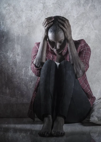 Életmód Beltéri Árnyas Portré Fiatal Szomorú Depressziós Fekete Afrikai Amerikai — Stock Fotó