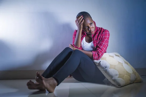 Lebensstil Drinnen Schattiges Porträt Einer Jungen Traurigen Und Depressiven Schwarzen — Stockfoto