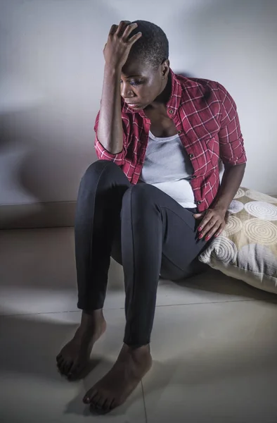 Estilo Vida Interior Retrato Sombrío Joven Triste Deprimida Afroamericana Negra —  Fotos de Stock