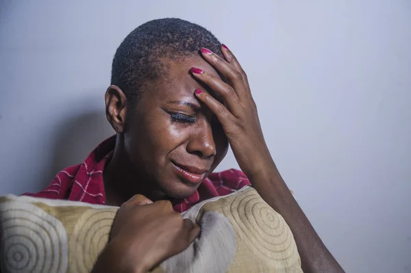 生活在室内的阴暗的肖像年轻的悲伤和沮丧的黑人美国妇女坐在家里的地板上感到绝望和焦虑痛苦和抑郁症在戏剧性的光 — 图库照片