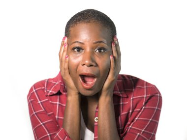 yüz ifadeleri ve duygular içinde açılan ağzı olan güvensizlik ve sürpriz yüzünde olan genç çekici şaşırttı ve şok afro Amerikan kadın izole portre yaşam tarzı eller