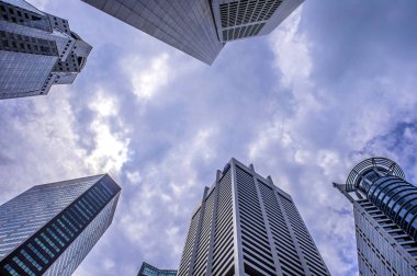 finansal güç ve ekonomik kalkınma eşyalar mavi bir gökyüzü altında modern gökdelenler ve binalar sembolü merkezi iş alanı etkileyici kentsel görünüm