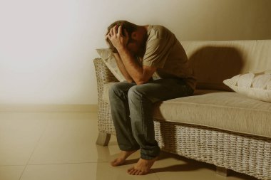 ağrı ve stresli hissediyor depresyon ve umutsuz yalnız acı anksiyete krizi ağlıyor gölgeli ev kanepe oturma üzgün ve depresyonda delikanlı yaşam tarzı dramatik ışık portresi