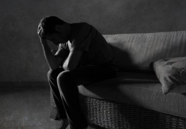 ağrı ve stresli hissediyor depresyon ve umutsuz yalnız acı anksiyete krizi ağlıyor gölgeli ev kanepe oturma üzgün ve depresyonda delikanlı yaşam tarzı dramatik ışık portresi