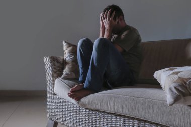 ağrı ve stresli hissediyor depresyon ve umutsuz yalnız acı anksiyete krizi ağlıyor gölgeli ev kanepe oturma üzgün ve depresyonda delikanlı yaşam tarzı dramatik ışık portresi