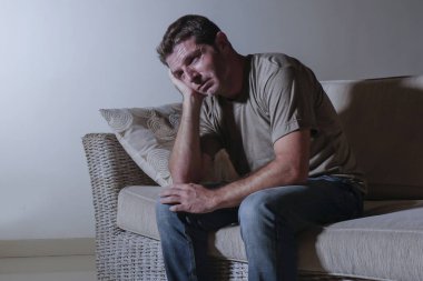 ağrı ve stresli hissediyor depresyon ve umutsuz yalnız acı anksiyete krizi ağlıyor gölgeli ev kanepe oturma üzgün ve depresyonda delikanlı yaşam tarzı dramatik ışık portresi
