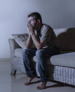 ağrı ve stresli hissediyor depresyon ve umutsuz yalnız acı anksiyete krizi ağlıyor gölgeli ev kanepe oturma üzgün ve depresyonda delikanlı yaşam tarzı dramatik ışık portresi