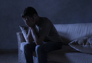 ağrı ve stresli hissediyor depresyon ve umutsuz yalnız acı anksiyete krizi ağlıyor gölgeli ev kanepe oturma üzgün ve depresyonda delikanlı yaşam tarzı dramatik ışık portresi