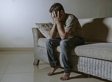 ağrı ve stresli hissediyor depresyon ve umutsuz yalnız acı anksiyete krizi ağlıyor gölgeli ev kanepe oturma üzgün ve depresyonda delikanlı yaşam tarzı dramatik ışık portresi