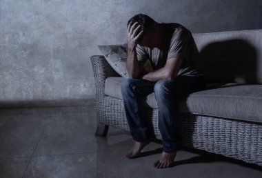 ağrı ve stresli hissediyor depresyon ve umutsuz yalnız acı anksiyete krizi ağlıyor gölgeli ev kanepe oturma üzgün ve depresyonda delikanlı yaşam tarzı dramatik ışık portresi