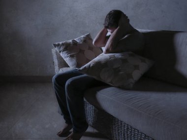 ağrı ve stresli hissediyor depresyon ve umutsuz yalnız acı anksiyete krizi ağlıyor gölgeli ev kanepe oturma üzgün ve depresyonda delikanlı yaşam tarzı dramatik ışık portresi