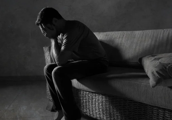 Potret Cahaya Kehidupan Dramatis Pemuda Sedih Dan Tertekan Duduk Sofa — Stok Foto