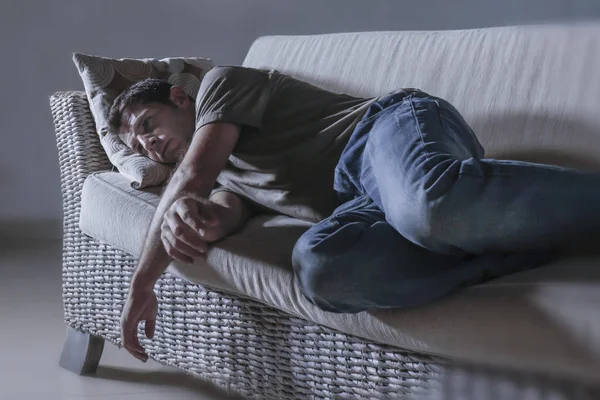 生活戏剧性的年轻悲伤和忧郁的男人躺在阴凉的家庭沙发上的痛苦和沮丧的感觉失去了沉思和沉思的焦虑问题 — 图库照片