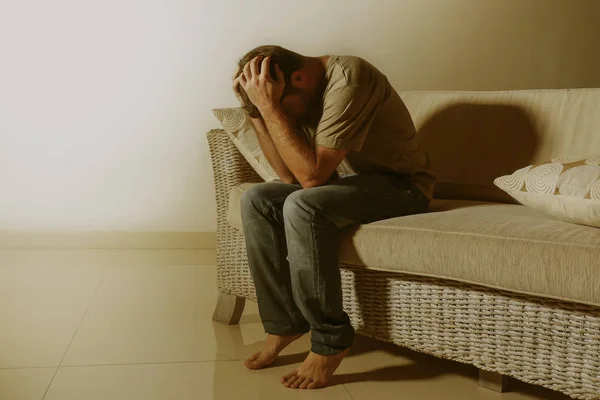 Estilo Vida Dramático Luz Retrato Jovem Triste Deprimido Homem Sentado — Fotografia de Stock