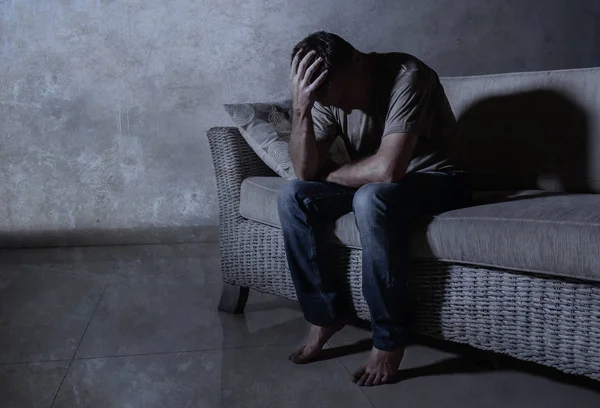 ağrı ve stresli hissediyor depresyon ve umutsuz yalnız acı anksiyete krizi ağlıyor gölgeli ev kanepe oturma üzgün ve depresyonda delikanlı yaşam tarzı dramatik ışık portresi