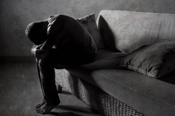 ağrı ve stresli hissediyor depresyon ve umutsuz yalnız acı anksiyete krizi ağlıyor gölgeli ev kanepe oturma üzgün ve depresyonda delikanlı yaşam tarzı dramatik ışık portresi