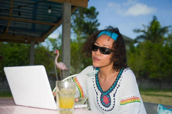 Lifestyle Outdoors Portrait Young Happy Attractive Afro American Mixed Ethnicity — Stock Photo, Image