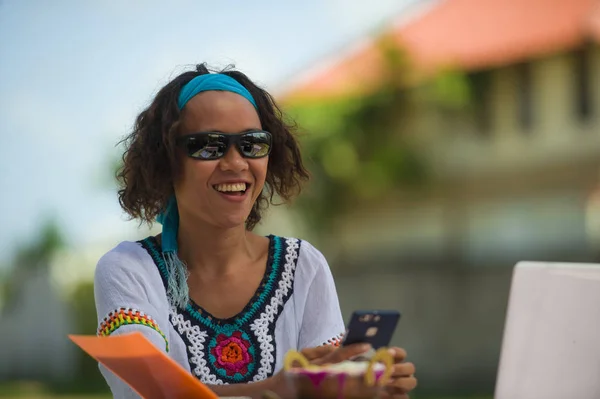 Lifestyle Outdoors Portrait Young Happy Attractive Afro American Mixed Ethnicity — Stock Photo, Image