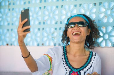 hareket eden telefon fotoğraf makinesi tatil seyahat kavramı içinde güzel arka plan, eğlenceli ve neşeli poz ile selfie fotoğraf portre alarak genç mutlu ve çekici Güneydoğu Asya Tayland kız