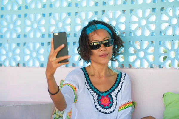 Joven Feliz Atractivo Sudeste Asiático Tailandés Mujer Tomando Foto Retrato —  Fotos de Stock