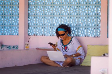 dizüstü bilgisayar ile internet seyahat blogcu dijital göçebe yaşam tarzı olarak başarı zevk rahatlatıcı açık havada işyerinde çalışan genç çekici ve mutlu hipster Asya kadın portresi