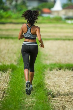 arkadan görünüşü genç atlet açık havada egzersiz off road track yeşil manzara arka plan fitness koşu güzel ve sağlıklı, çalışan çekici ve fit vücut kadınla yaşam tarzı