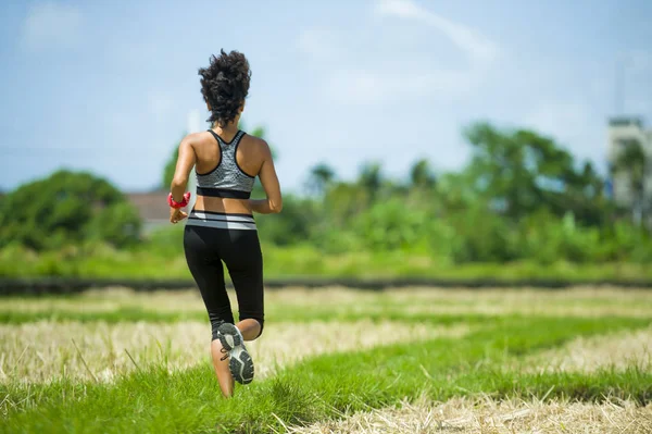 Baksidan Unga Löpare Kvinna Med Attraktiva Och Vältränad Kropp Kör — Stockfoto