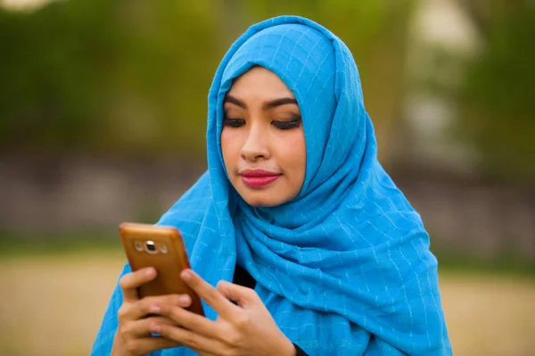 Retrato Estilo Vida Jovem Feliz Bela Mulher Turística Muçulmano Hijab — Fotografia de Stock