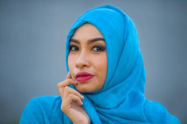 若い美しいとヒジャーブ イスラム教徒のヘッド スカーフは 魅惑的な思いやりのあると楽しい遊び心のあるカメラにポーズで幸せなアジア女のライフ スタイル分離背景の肖像画 — ストック写真