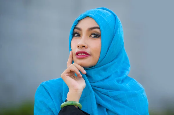 아시아 Hijab 무슬림 스카프 재미와 매혹적인 사려깊은 카메라에 포즈의 라이프 — 스톡 사진