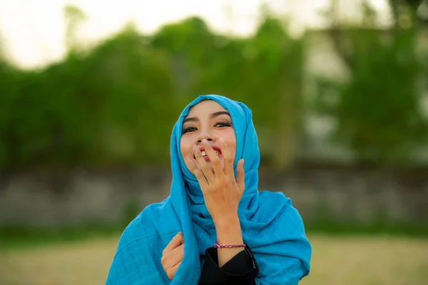 ライフ スタイル ヒジャーブ イスラム教徒のヘッド スカーフは 内気な笑いと遊び心のある楽しい木公園グラウンドで陽気な笑顔で美しく 幸せな若いアジア女性の肖像画を分離しました — ストック写真