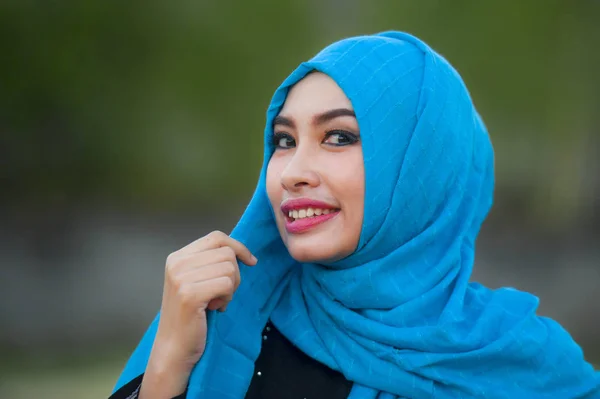 초상화와 Hijab 무슬림 스카프 카메라에 포즈에 아시아 — 스톡 사진