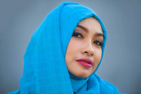 生活方式孤立的背景肖像年轻美丽和快乐的亚洲妇女在头巾穆斯林头围巾摆在相机俏皮的乐趣和微笑欢快 — 图库照片
