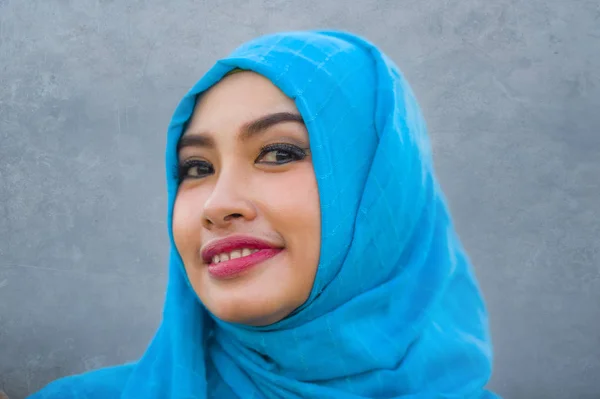 초상화와 Hijab 무슬림 스카프 카메라에 포즈에 아시아 — 스톡 사진