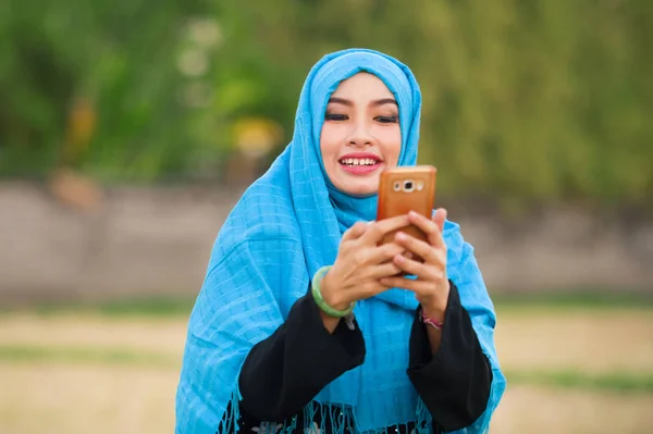 Lifestyle Isolated Portrait Young Happy Beautiful Tourist Woman Muslim Hijab — Stock Photo, Image