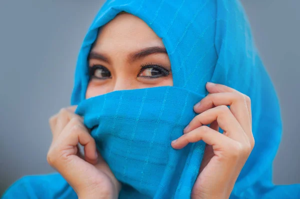 Hijab 무슬림 스카프 다루는 그녀의 얼굴에에서 아시아 여자의 라이프 스타일 — 스톡 사진