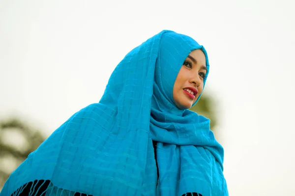 若い美しいと屋外青ヒジャーブ イスラム教徒のヘッド スカーフは 陽気なよそ見を笑顔で幸せなアジア女のライフ スタイル分離の白い背景の肖像画 — ストック写真