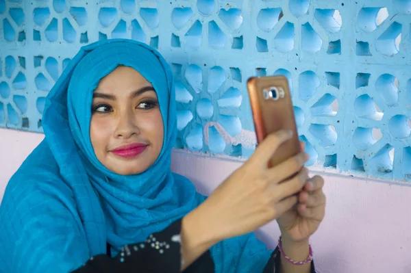 Estilo Vida Retrato Joven Mujer Turística Feliz Hermosa Muslim Hijab — Foto de Stock
