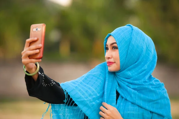 Estilo Vida Retrato Joven Mujer Turística Feliz Hermosa Muslim Hijab — Foto de Stock