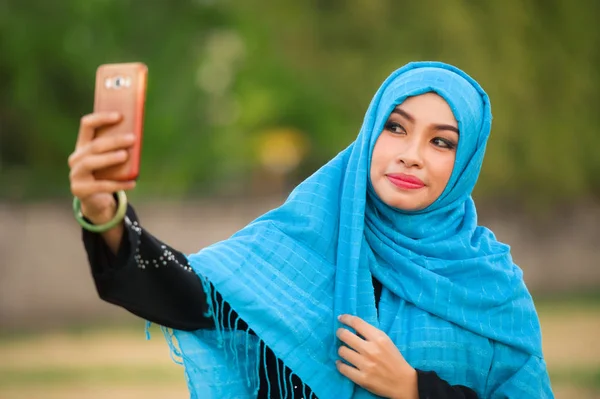 Estilo Vida Retrato Joven Mujer Turística Feliz Hermosa Muslim Hijab — Foto de Stock