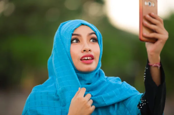 Estilo Vida Retrato Joven Mujer Turística Feliz Hermosa Muslim Hijab — Foto de Stock