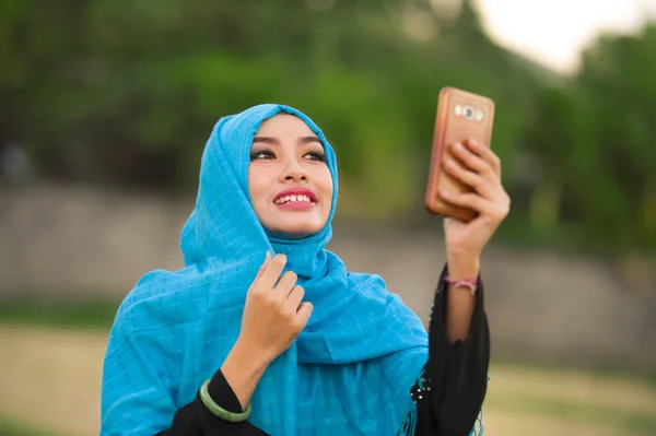 幸せな若者のライフ スタイル肖像画と携帯電話は休日旅行とスマート フォンの技術概念で単独でポーズで Selfie 写真を撮るイスラム教徒ヒジャーブ ヘッド スカーフで美しい観光女 — ストック写真