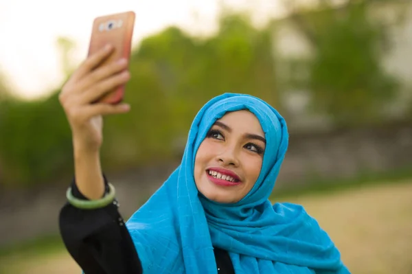 Retrato Estilo Vida Jovem Feliz Bela Mulher Turística Muçulmano Hijab — Fotografia de Stock