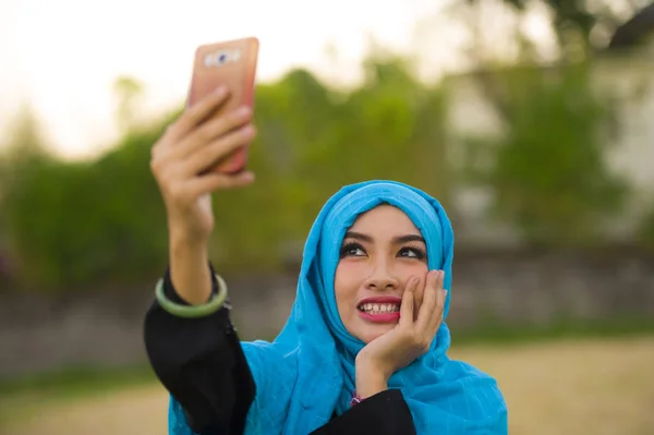 幸せな若者のライフ スタイル肖像画と携帯電話は休日旅行とスマート フォンの技術概念で単独でポーズで Selfie 写真を撮るイスラム教徒ヒジャーブ ヘッド スカーフで美しい観光女 — ストック写真