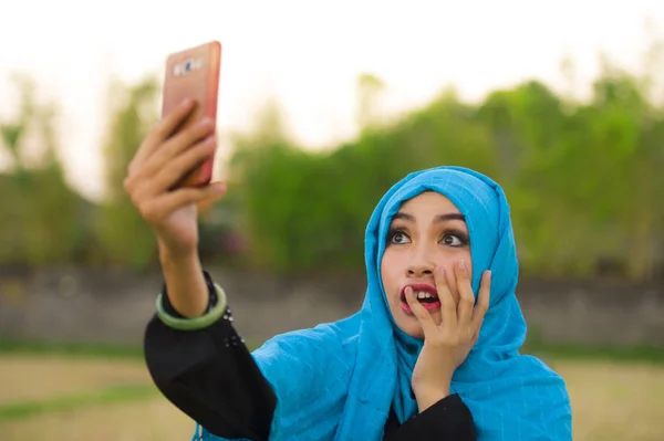 Retrato Estilo Vida Jovem Feliz Bela Mulher Turística Muçulmano Hijab — Fotografia de Stock