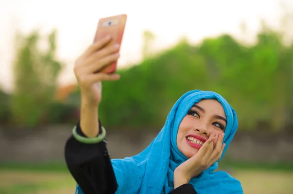 Образ Жизни Портрет Молодой Счастливой Красивой Туристической Женщины Мусульманском Хиджабе — стоковое фото
