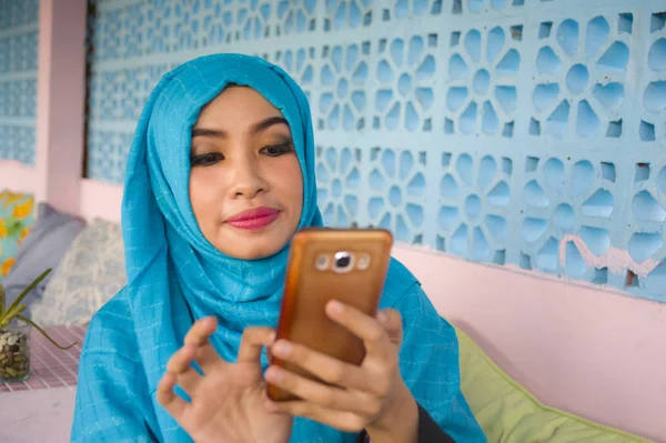 Образ Жизни Открытом Воздухе Портрет Молодой Счастливой Красивой Женщины Мусульманском — стоковое фото