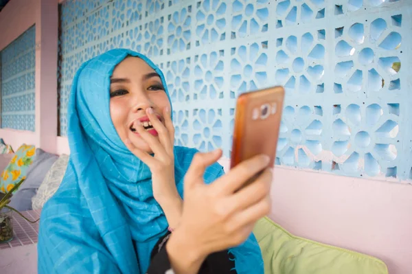 Estilo Vida Livre Retrato Jovem Mulher Feliz Bonita Lenço Cabeça — Fotografia de Stock