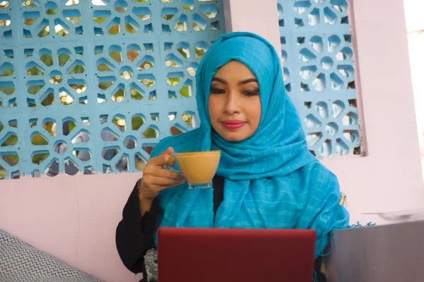 Estilo Vida Livre Retrato Jovem Mulher Bonita Feliz Muçulmano Hijab — Fotografia de Stock
